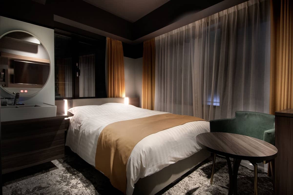 Cortinas blackout, quartos à prova de som, Wi-Fi de cortesia