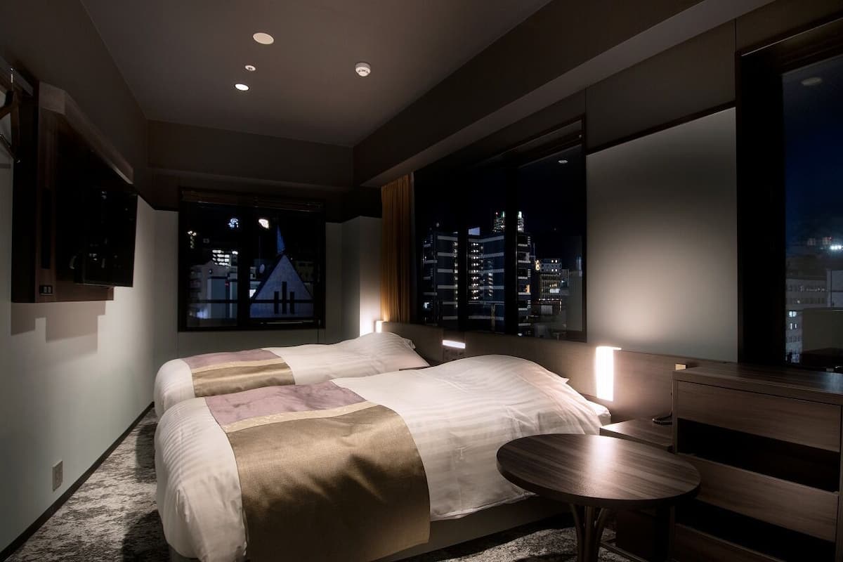 Cortinas blackout, quartos à prova de som, Wi-Fi de cortesia