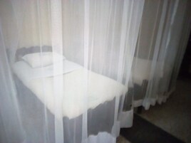 Tabla de planchar con plancha, wifi gratis y ropa de cama 