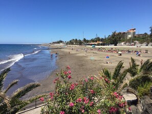 Ligstoelen aan het strand