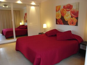 2 slaapkamers, een kluis op de kamer, een strijkplank/strijkijzer, wifi