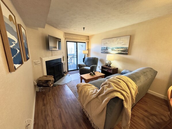 Télévision, cheminée