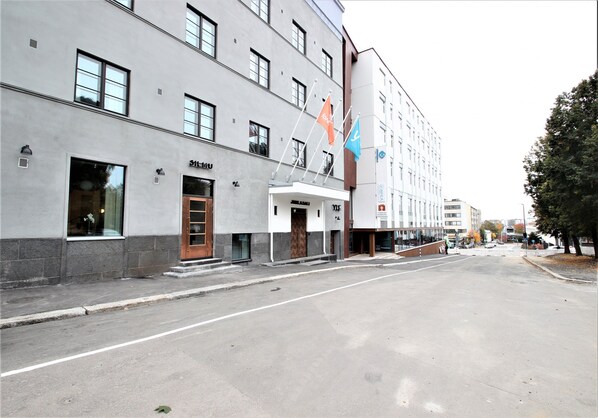 A modern building with a grey facade, multiple windows, and a prominent entrance. - Forenom Aparthotel Jyväskylä (Jyväskylä)