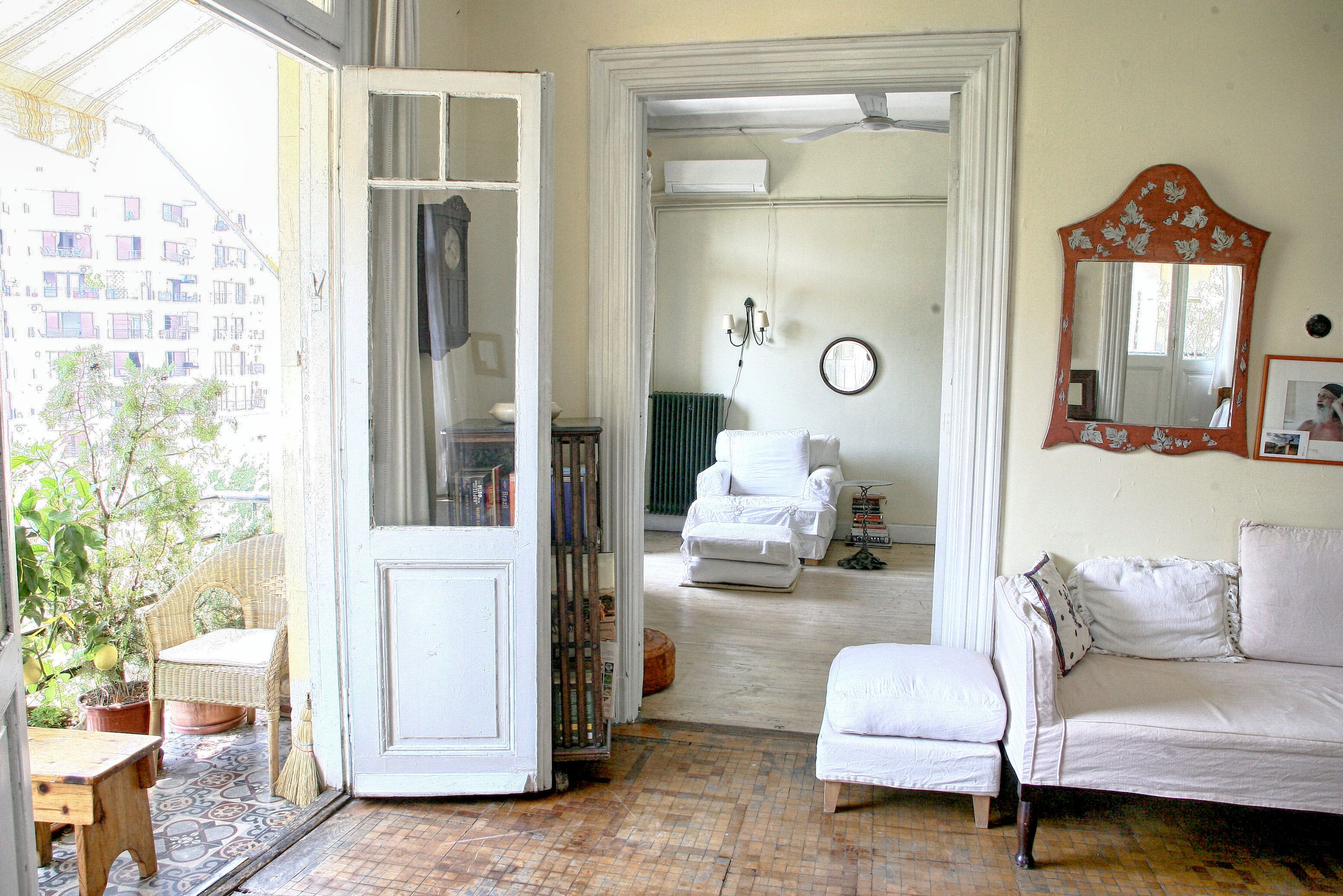 Traditional-Apartment, Balkon | Wohnbereich | 60-Zoll-Flachbildfernseher mit Kabelempfang, Fernseher