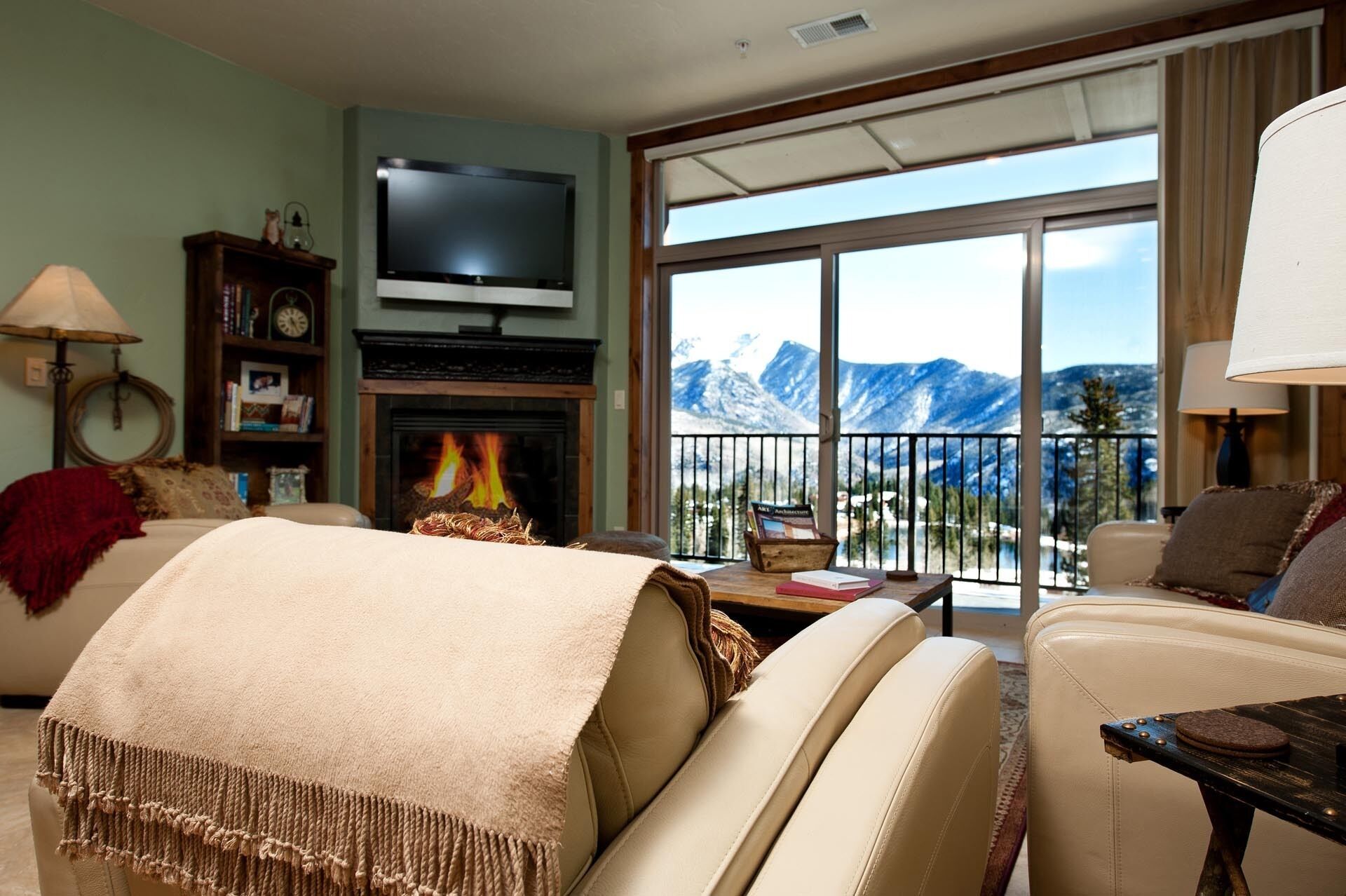 Luxury Condo - Amazing Views - Decks/BBQ - Walk to Slopes