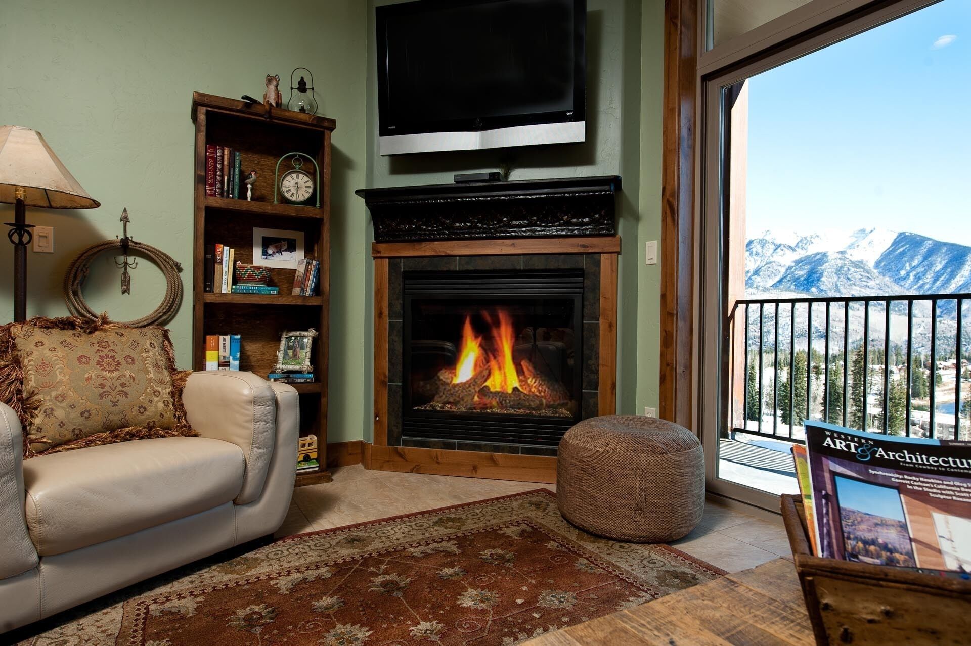 Luxury Condo - Amazing Views - Decks/BBQ - Walk to Slopes