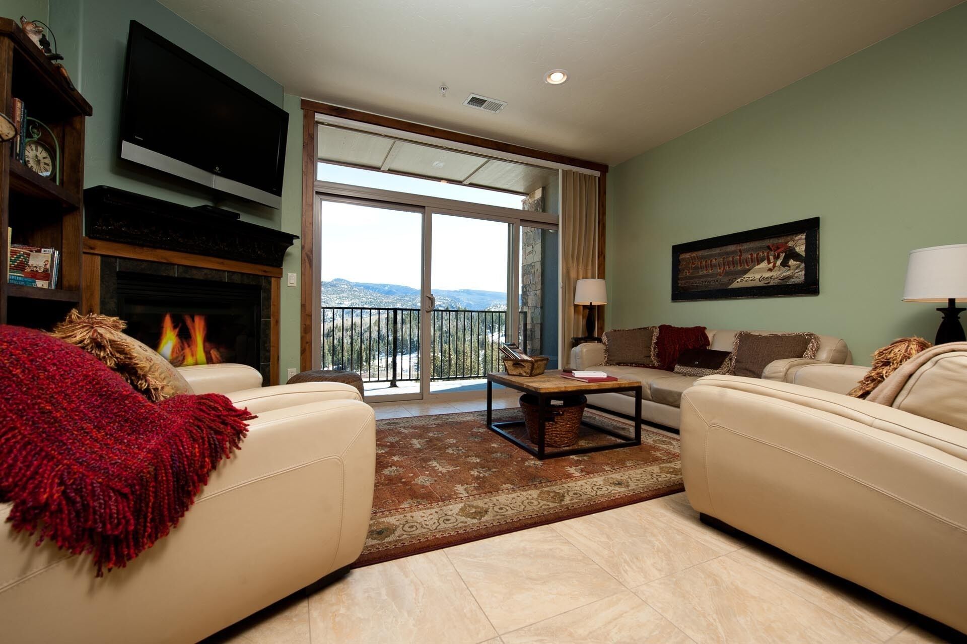 Luxury Condo - Amazing Views - Decks/BBQ - Walk to Slopes