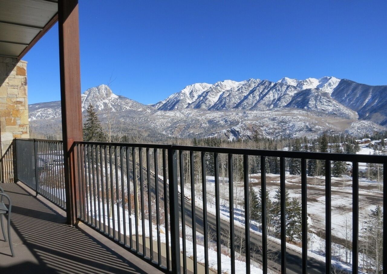 Luxury Condo - Amazing Views - Decks/BBQ - Walk to Slopes