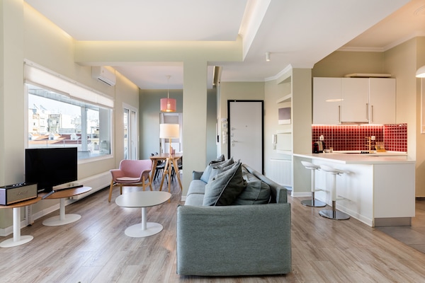 Penthouse de lujo, 2 habitaciones, vista a la ciudad | Área de sala de estar | Smart TV de 60 pulgadas con canales por cable, televisión y Netflix