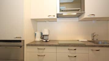 Kühlschrank, Mikrowelle, Ofen, Wasserkocher mit Kaffee-/Teezubehör