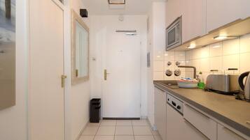 Refrigerador, microondas, cafetera y tetera y tostadora