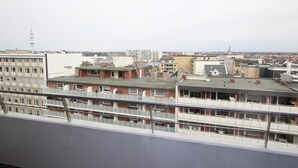 Ein Hochhaus mit mehreren Etagen, das Wohn- und Geschäftsräume vereint.