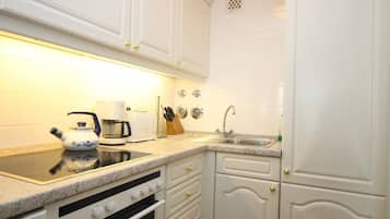 Wasserkocher mit Kaffee-/Teezubehör, Kühlschrank, Ofen, Toaster