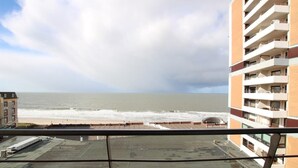 A high-rise building with balconies overlooking a beach. - House by the sea app. 105 WB (Westerland)