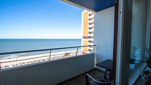 A balcony with a view of the beach and ocean. - Haus am Meer, App. 139 a <br>Location:<br>The apartment with west-facing balcony and sea view is located on the 7th floor of a well-kept apartment building in the resort center, directly on the main beach. The house is centrally located in Westerland, bet (Westerland)