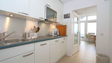 Kühlschrank, Mikrowelle, Wasserkocher mit Kaffee-/Teezubehör, Toaster