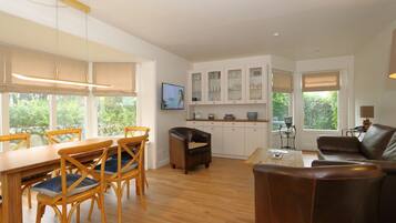 Kühlschrank, Ofen, Wasserkocher mit Kaffee-/Teezubehör, Toaster