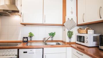 Réfrigérateur, four à micro-ondes, un four, cafetière-théière