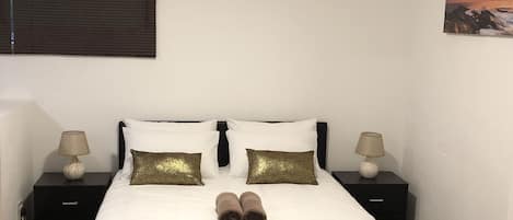 1 habitación, tabla de planchar con plancha, wifi y ropa de cama