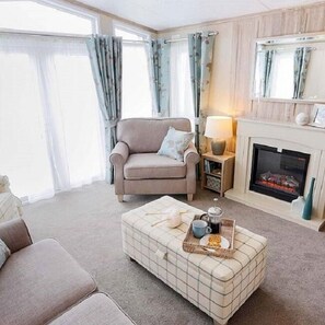 Executive stacaravan | Woonkamer | Flatscreentelevisie