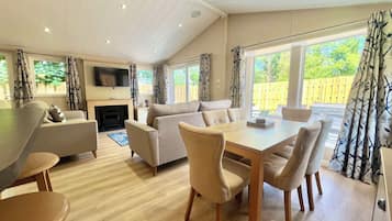 Hamlet Lodge 3 Bedroom | Dining room