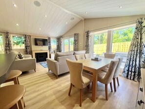 Hamlet Lodge 3 Bedroom | Dining room