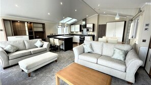 Parkview Lodge with Hot Tub 2 bedroom | Free WiFi, bed sheets - Calloose Holiday Park (Hayle)