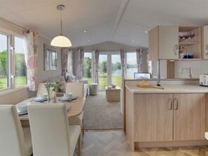 Deluxe stacaravan | Privékeuken | Een waterkoker