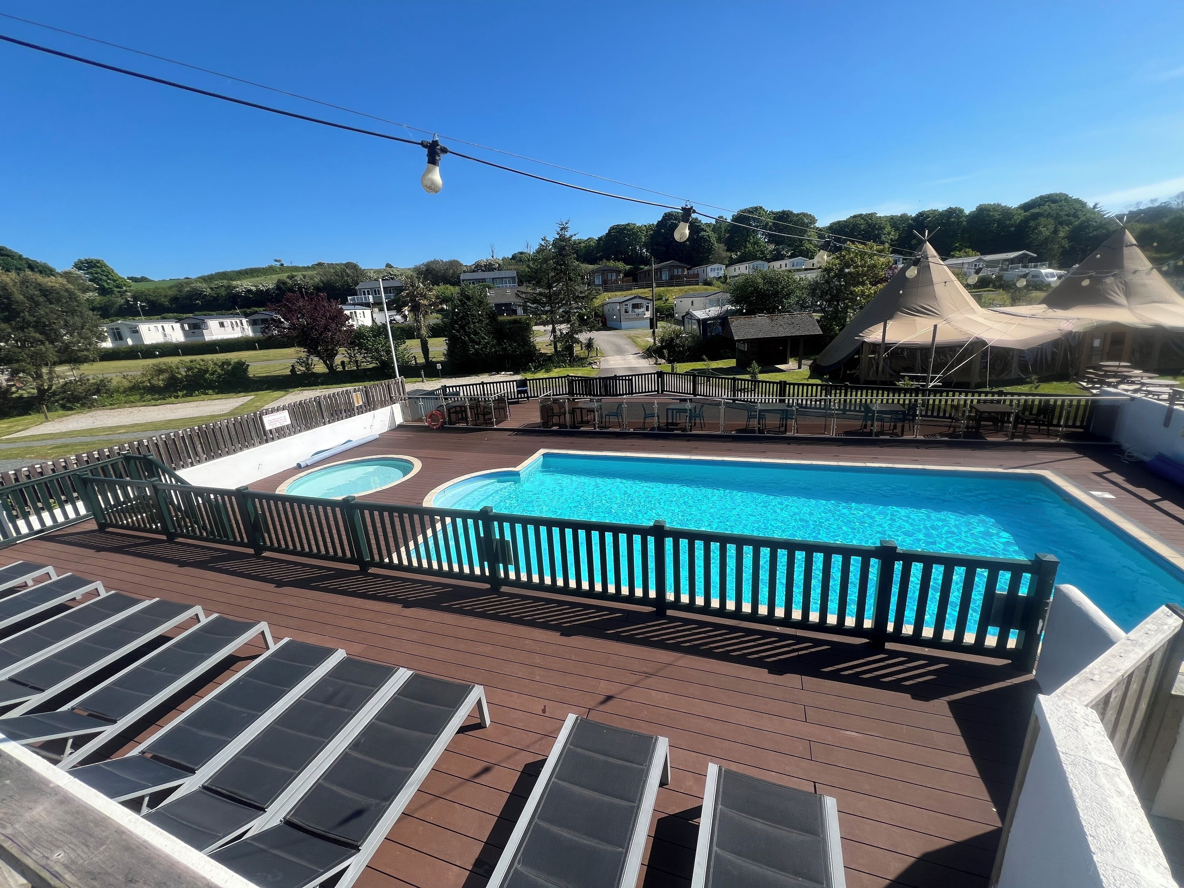 Een seizoensgebonden buitenzwembad