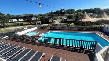 Een seizoensgebonden buitenzwembad