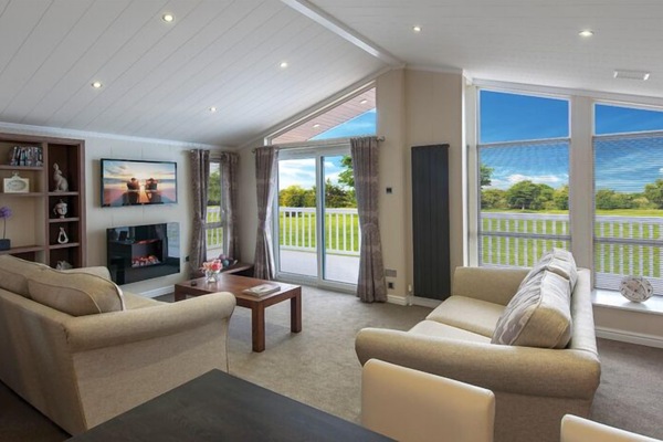 Parkview Lodge with Hot Tub 2 bedroom | Living area | Smart TV