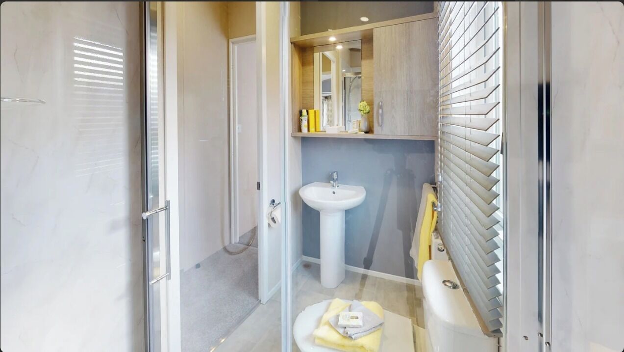 Ein modernes Badezimmer mit Duschkabine, Standwaschbecken und Badewanne.