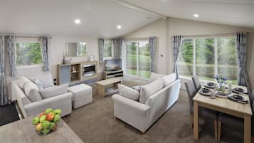 Hamlet lodge 2 Bedroom | Living area | 42-inch Smart TV with satellite channels, streaming services