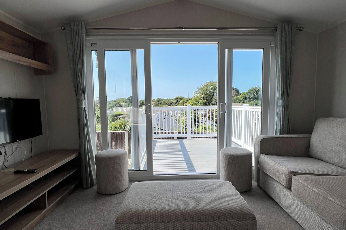 2 Bedroom Deluxe Holiday Home | Living area | Flat-screen TV