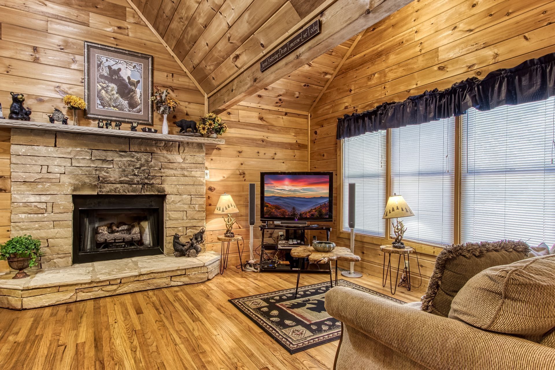 Morning Mist - Beautiful Cabin in the Arts & Crafts Community