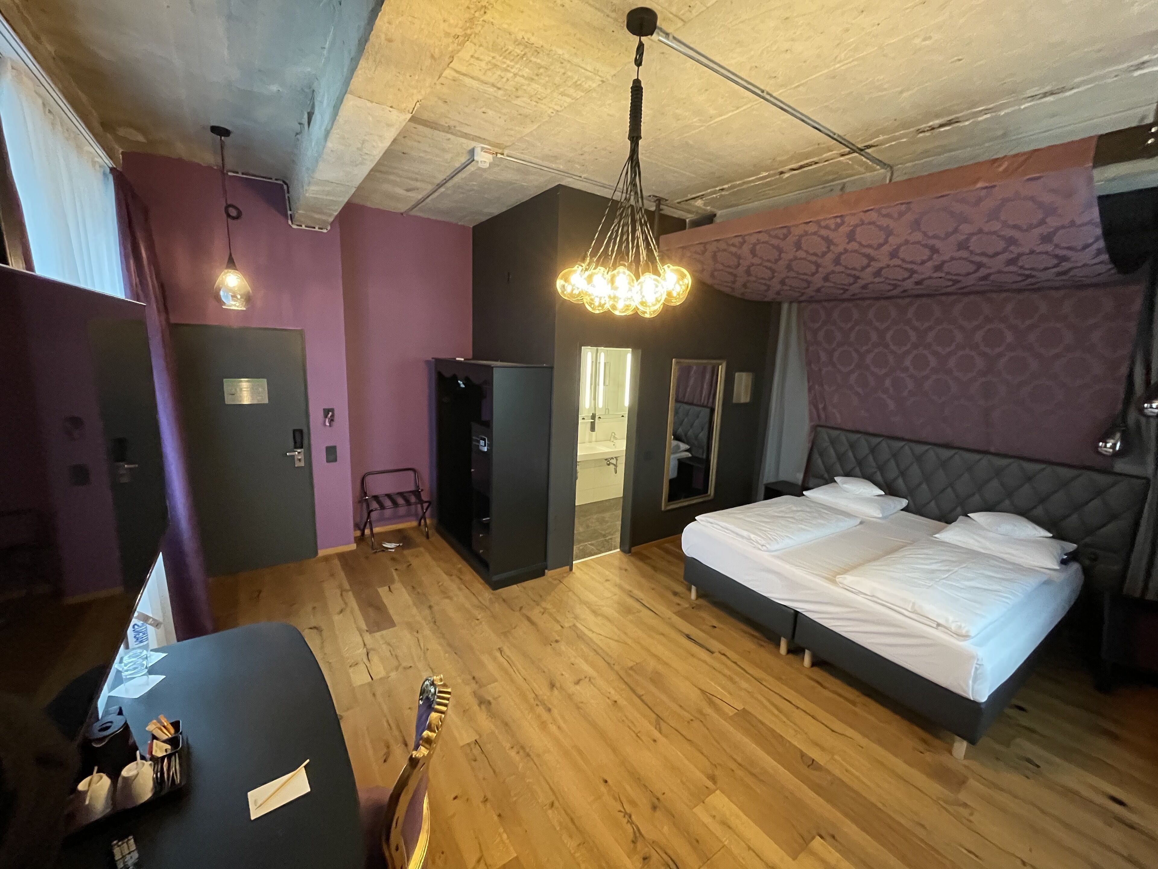 comfort room, 1 king bed | hypo-allergenic bedding, in-room safe, individually decorated