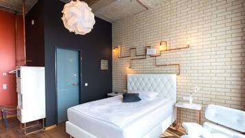 Rom – business, 1 queensize-seng (View) | Allergitestet sengetøy, safe på rommet og individuelt dekorert