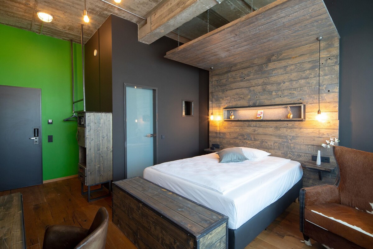 Business Room, 1 Queen Bed (View) | Hypo-allergenic bedding available, in-room safe, desk, laptop workspace