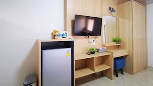 Een bureau, gratis wifi, beddengoed