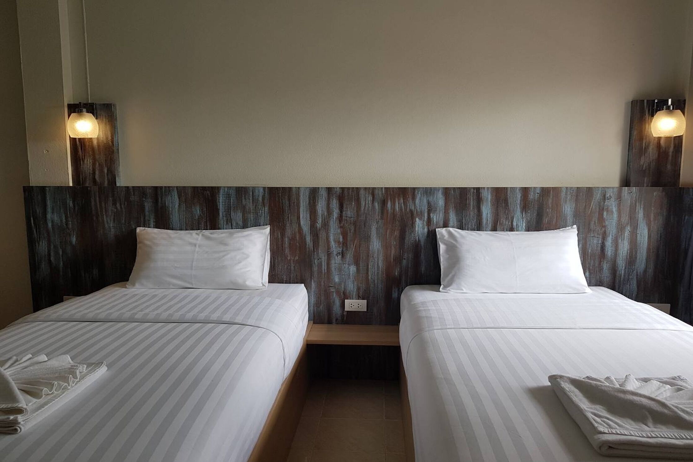 Een bureau, gratis wifi, beddengoed