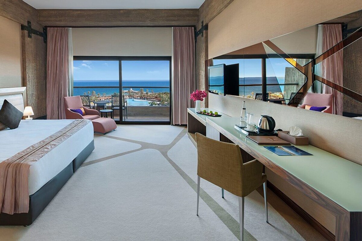 Kaliteli yatak takımı, kuştüyü yorgan, minibar, odada kasa 