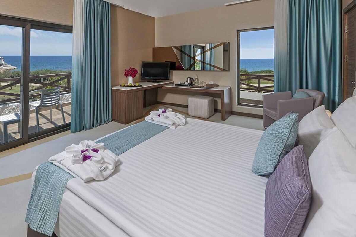 Oda (Holiday Village Room) | Kaliteli yatak takımı, kuştüyü yorgan, minibar, odada kasa 