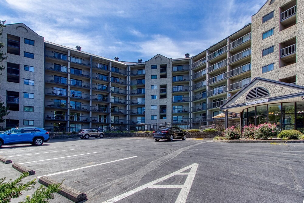 Mountain Splendor 105 - Beautiful Condo in the Heart of Gatlinburg!
