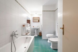 Leilighet, 1 soverom, hageutsikt (Lilli) | Bad | Hårføner og håndklær