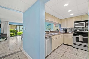 Fridge, microwave, oven, stovetop - Edgewater Villa 1507-Spacious Family Getaway! (Panama City Beach)