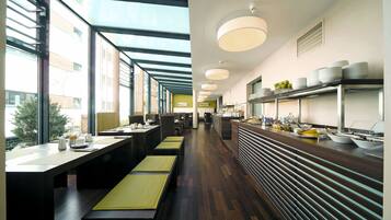 Dagelijks ontbijtbuffet (EUR 21.50 per persoon)