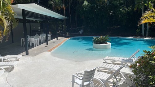 Baden 45 - Rainbow Shores. Beachside Unit for the family. Aircon. Swimming Pool. Tennis Court