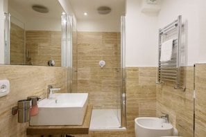 Een haardroger, een bidet, handdoeken