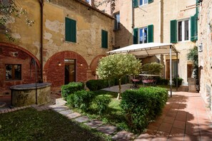 Outdoor dining - 2-level apartment with garden in the Duomo area (Siena)