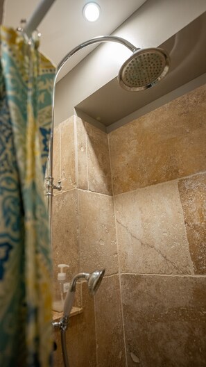 Shower, hair dryer, towels, soap - Luxurious one-bedroom loft in the historical center with A/C! (AVIGNON)